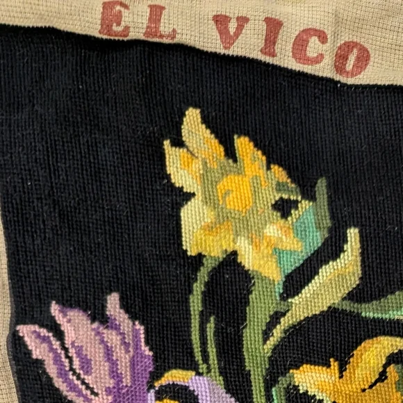 Vintage handcrafted textile art, featuring exquisite Floral hand embroidery - Picture 8 of 14